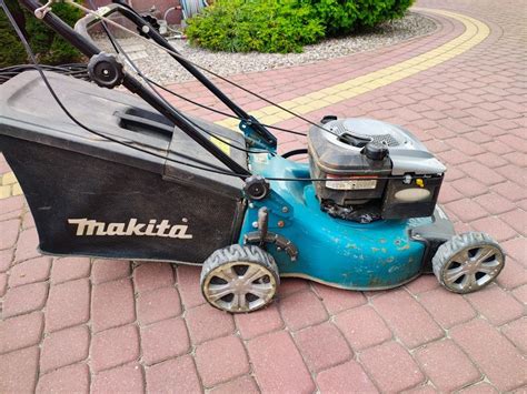 Kosiarka Makita PLM5102 w akcji na trawniku