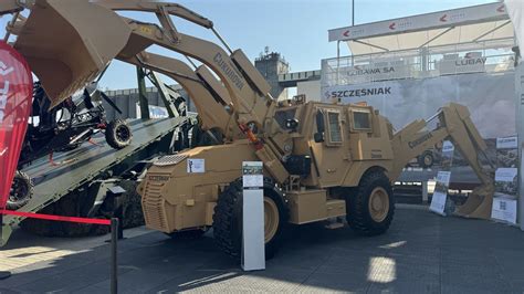 Opancerzona koparko-ładowarka Çukurova Defence CD 220-16 w środowisku wojskowym