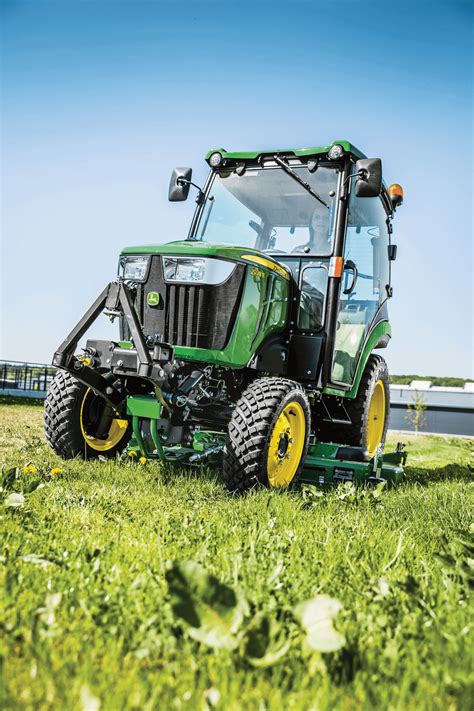 Schemat porównujący kompaktowy ciągnik John Deere z pełnowymiarowym