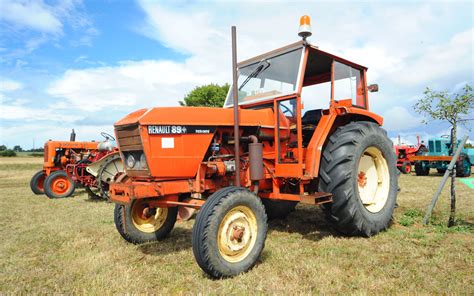 Thematic photo of Renault 1151 tractor working in the field