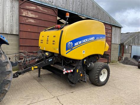 Zdjęcie prasy New Holland RB 125 podczas pracy w polu