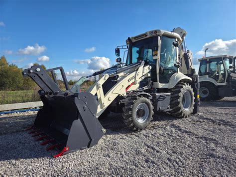 Koparko-ładowarka XTM X9325 w akcji na placu budowy