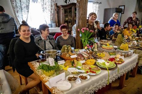 Tematyczne zdjęcie: tradycyjny polski stół z potrawami z ziemniaków, rodzinne spotkanie