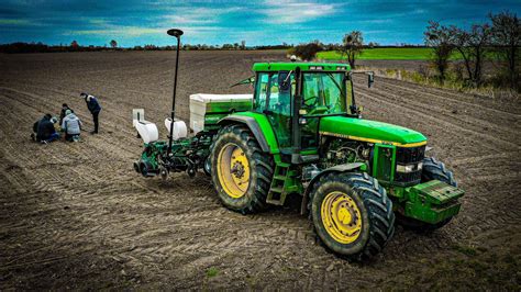 Traktor John Deere w pracy na polu