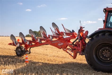 Zdjęcie pługów KUHN Master M w trakcie pracy na polu
