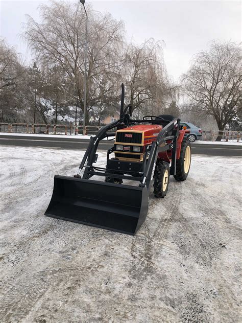 Traktorek Yanmar z ładowaczem czołowym w akcji
