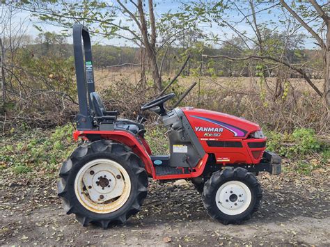 Zdjecie poglądowe traktora Yanmar KE-50 w polu podczas prac rolnych