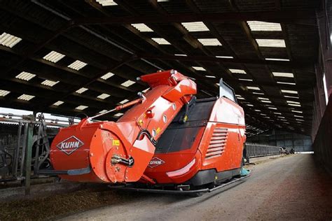 robot żywieniowy Kuhn Aura w oborze