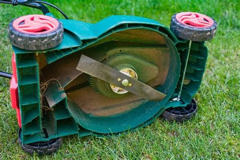 Infographics showing different types of lawnmower blades and how to measure them