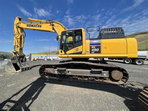 Schemat koparki Komatsu PC490 LC-11 z widocznymi oznaczeniami modelu
