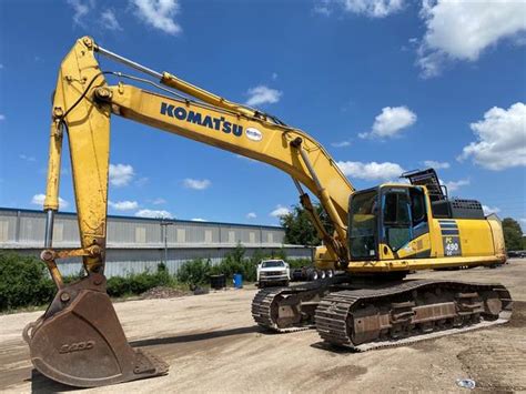 Zbliżenie na kabinę ROPS koparki Komatsu PC490 LC-11