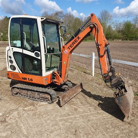Zdjęcie operacyjne koparki Terex HR16 podczas prac przy wykopach