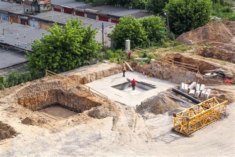 Ilustracja pokazująca pracę bron talerzowych Pöttinger na nierównym terenie