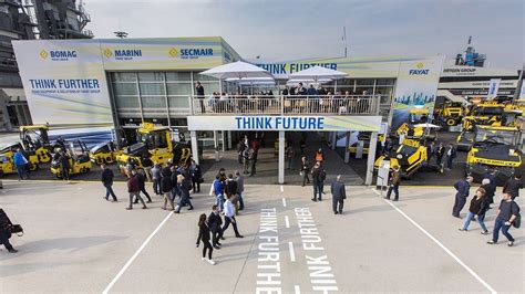Infografika przedstawiająca maszyny BOMAG zaprezentowane na targach bauma (ROBOMAG, BF 200, walce elektryczne)