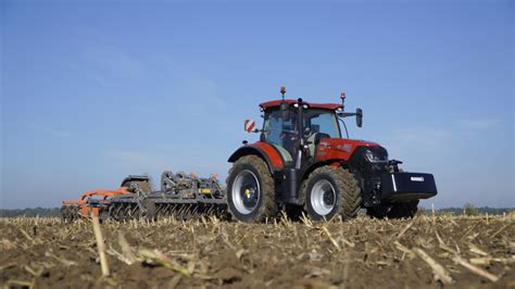Zdjęcie ciągnika Fendt-e 300 S4 podczas testów w polu