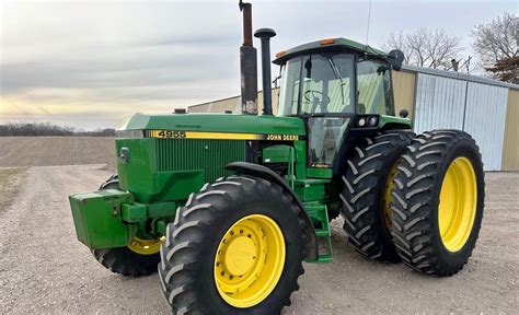 Zdjęcie ciągnika John Deere 4955 z początku lat 90. z zamontowanym pakietem Precision Ag Essentials Package