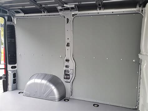Zabudowa trójstronnej wywrotki Renault Master