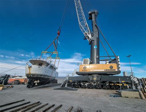 Zdjęcie żurawia portowego Liebherr LHM 550 w porcie podczas operacji przeładunkowych