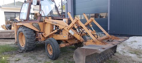 koparko-ładowarka Case 580 z 1995 roku w trakcie pracy