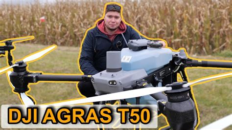 Dron rolniczy wykonujący inspekcję pola