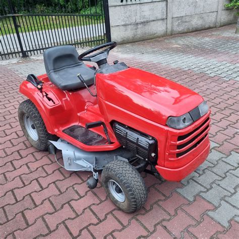 Traktorek kosiarka Honda na tle zielonego ogrodu
