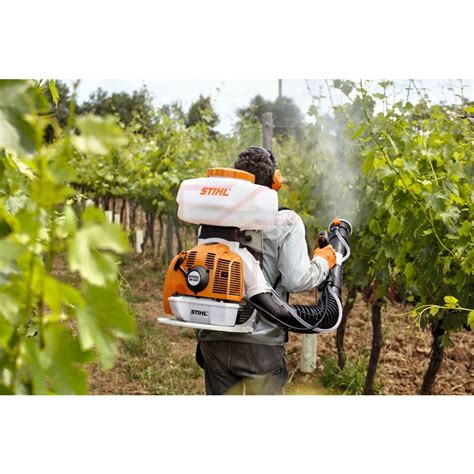 Opryskiwacz plecakowy spalinowy Stihl w akcji