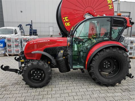McCormick X3 F pracujący w sadzie lub winnicy