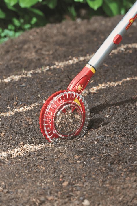 Siewnik rzędowy multi-star Wolf Garten w akcji