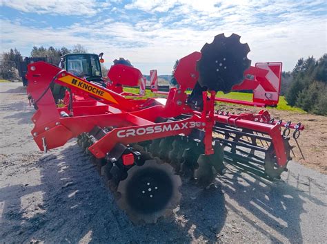 Zdjęcie przedstawiające bronę talerzową Knoche Crossmax w akcji na polu