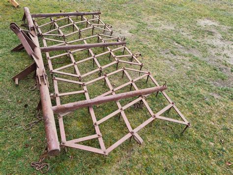 Schemat porównujący pracę kultywatora i brony na ciężkiej glebie