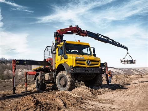 Unimog transportujący ładunek
