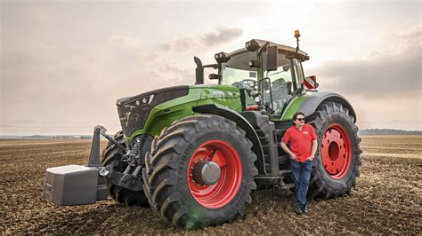 Traktor Fendt 1050 Vario na tle pola uprawnego