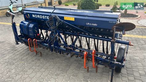 Schemat techniczny siewnika Nordsten CLD 250 z zaznaczonymi głównymi elementami roboczymi.