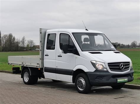 Mercedes-Benz Sprinter 516 CDI Bluetec z wywrotką, w trakcie załadunku