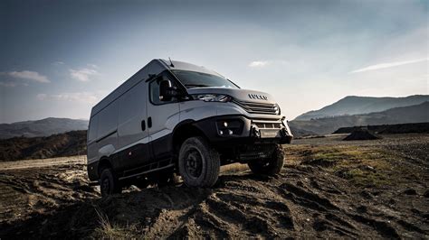 Iveco Daily 4x4 pokonujące trudny teren
