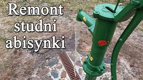 Tematyczne zdjęcie osoby wiercącej studnię w ogrodzie za pomocą wiertnicy ręcznej