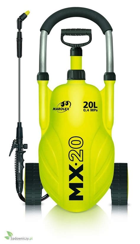 Opryskiwacz wózkowy Marolex MOVI w akcji na trawniku