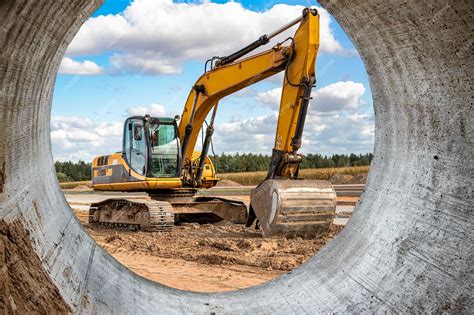 koparka Komatsu na placu budowy z widocznym podwoziem gąsienicowym