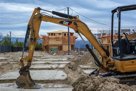 porównanie modeli JCB i CAT na placu budowy