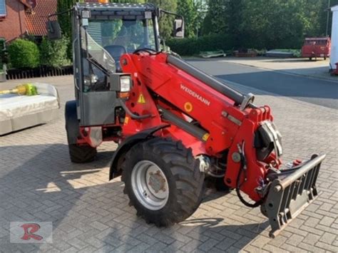 Photo of the Weidemann 2070 LPT working in a stable