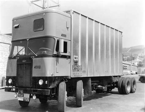 zdjęcie historycznego ciągnika Kenworth 844