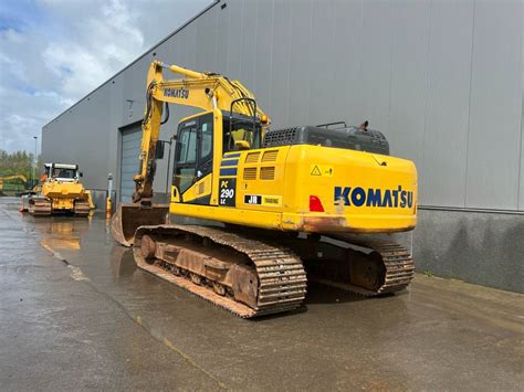 Ekran wyświetlacza wielofunkcyjnego Komatsu PC290LC-8 z przykładowym menu