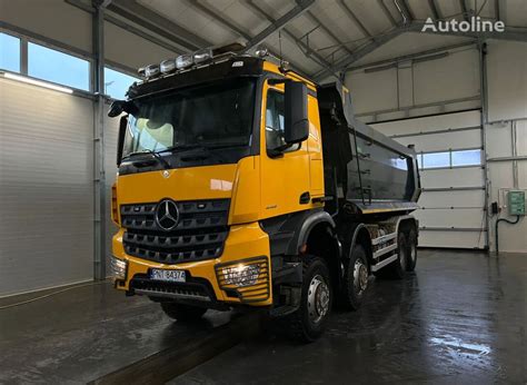 Tematyczne zdjęcie wywrotki Mercedes-Benz Arocs w akcji na placu budowy lub w kamieniołomie