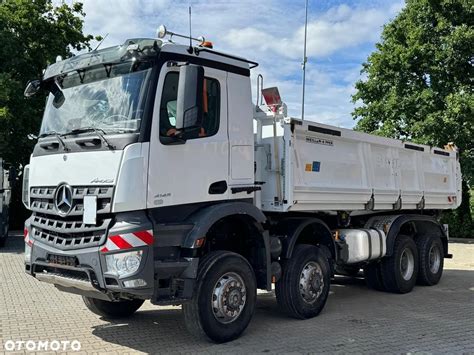 Infografika przedstawiająca najważniejsze parametry techniczne Mercedes-Benz Arocs wywrotka, np. ładowność, moc silnika, konfiguracje osi