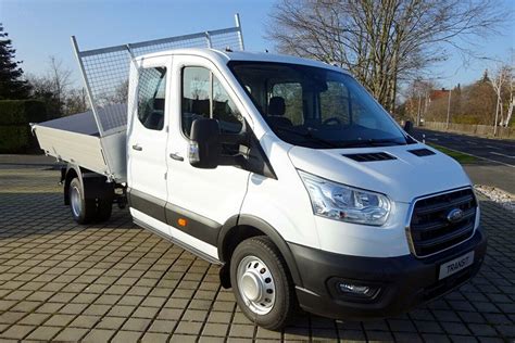 Ford Transit z zamontowaną wywrotką i minikoparką