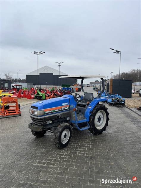 Traktor Iseki w polu