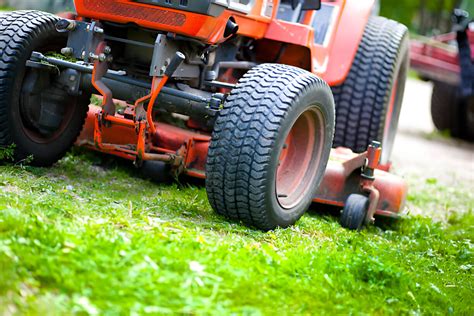 Infographic showing key parameters for choosing a lawn tractor.