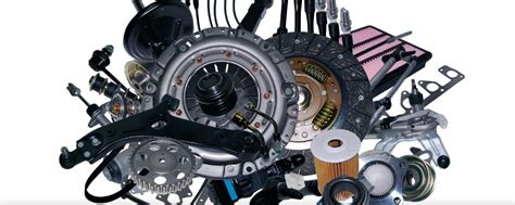 Zdjęcie przedstawiające różnorodne części zamienne do ciągników Ford, ułożone na półkach sklepowych.