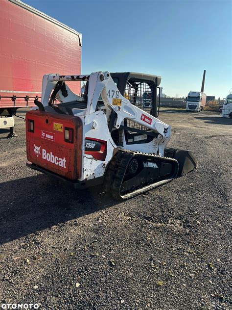 miniładowarka gąsienicowa Bobcat T110 pracująca w trudnym terenie