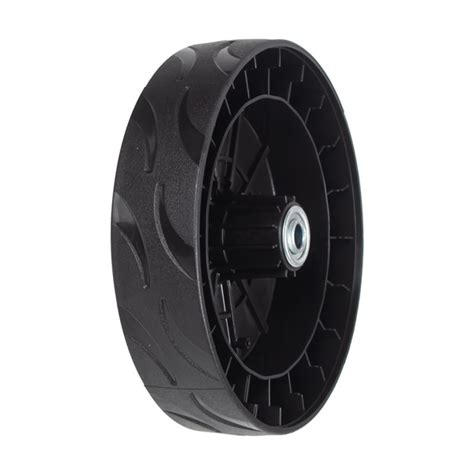 Zbliżenie na koło kosiarki z widocznym łożyskiem kulkowym